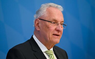 Bayerns Innenminister Joachim Herrmann (CSU) ist aktuell Sprecher der sogenannten B-Länder. (Archivbild)