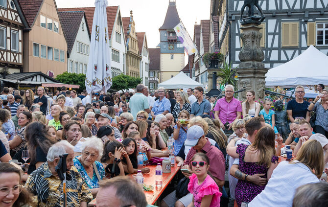 Rappelvoller Marktplatz beim City-Treff 2026.