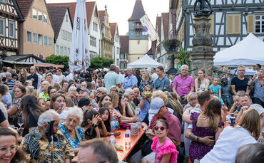 Rappelvoller Marktplatz beim City-Treff 2026.