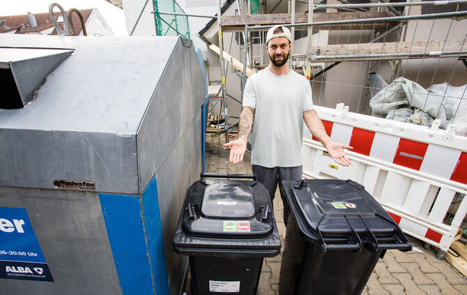 Die Container stehen dicht beim Haus von Luan Sipeer.