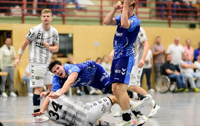 Der Bittenfelder Luca Mauch (Mitte, rechts Maurice Widmaier) war kaum zu bremsen im Derby von der Abwehr des HC Oppenweiler/Back