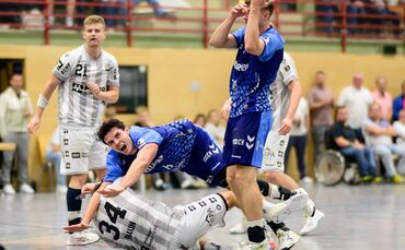 Der Bittenfelder Luca Mauch (Mitte, rechts Maurice Widmaier) war kaum zu bremsen im Derby von der Abwehr des HC Oppenweiler/Back