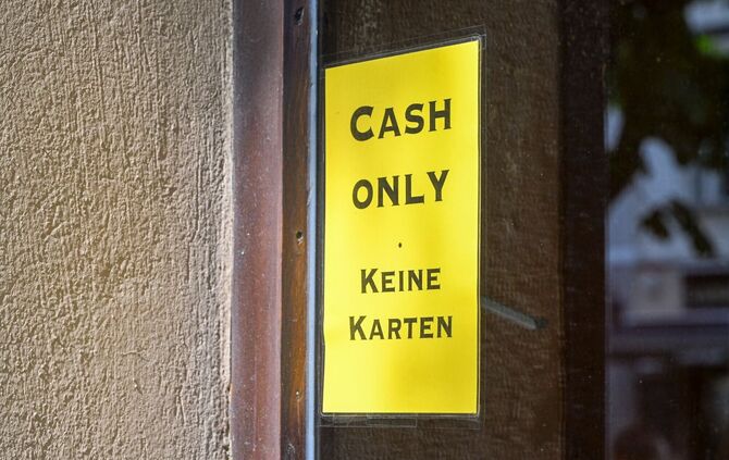 Manche Geschäfte und Restaurant akzeptieren nur Bargeld. (Archivbild)