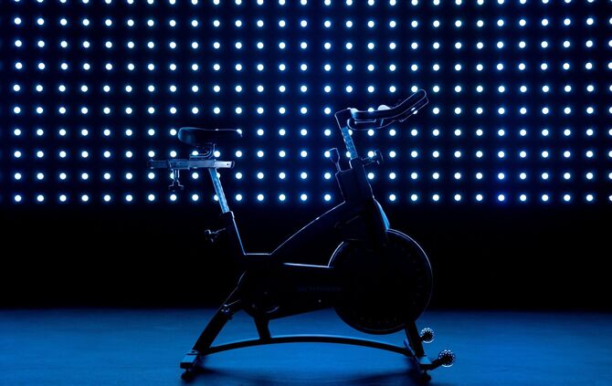Spinning verbindet Ausdauertraining, Kraft und Rhythmus: Auf dem Indoor-Bike lässt sich die Belastung individuell anpassen.