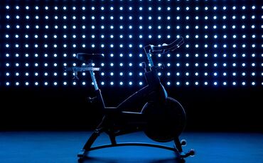 Spinning verbindet Ausdauertraining, Kraft und Rhythmus: Auf dem Indoor-Bike lässt sich die Belastung individuell anpassen.