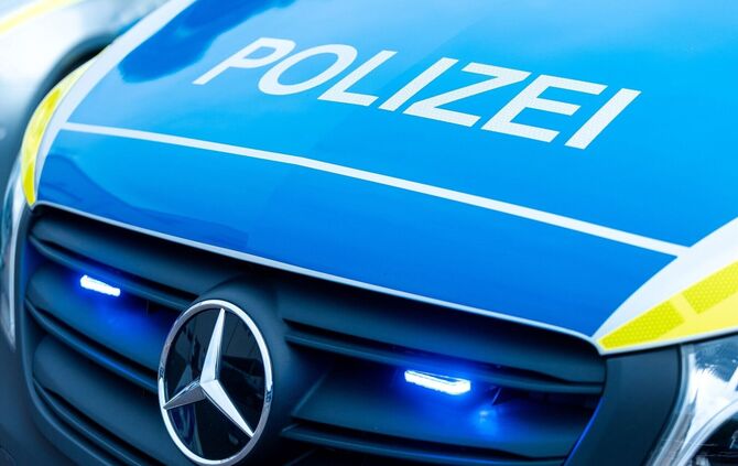 Bei einem Unfall auf der A81 geriet ein Auto in Brand. (Symbolbild)