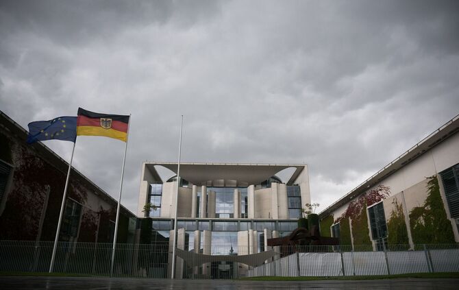Kanzleramt unter Wolken