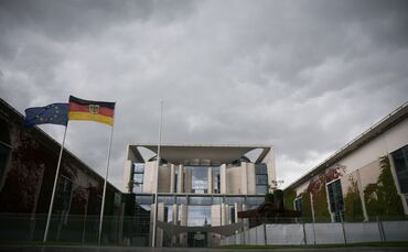 Kanzleramt unter Wolken