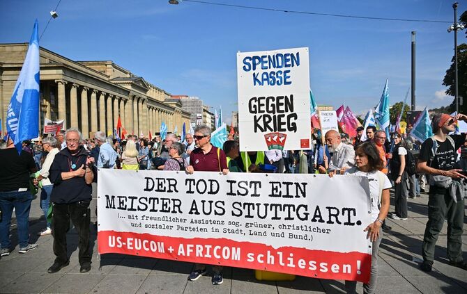 Friedensdemonstrationen gegen Aufrüstung und Krieg in Stuttgart
