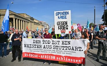 Friedensdemonstrationen gegen Aufrüstung und Krieg in Stuttgart