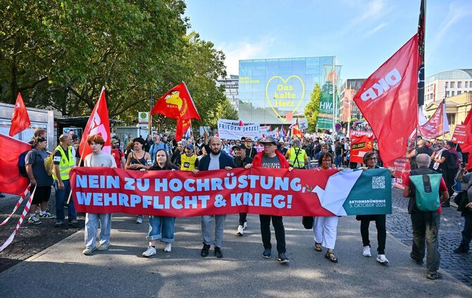Friedensdemonstrationen gegen Aufrüstung und Krieg in Stuttgart