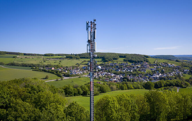 Ein Schleuderbetonmast der Deutschen Funkturm in Niederdürenbach im Kreis Ahrweiler (Archivbild).