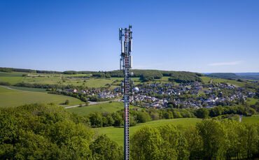 Ein Schleuderbetonmast der Deutschen Funkturm in Niederdürenbach im Kreis Ahrweiler (Archivbild).