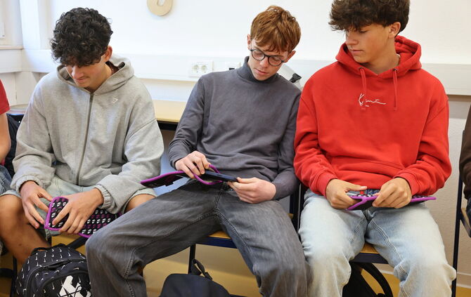Am Beginn jedes Schultages müssen die Waldorfschüler auf dem Engelberg ihre Handys in die Phone-Locker-Taschen stecken, die dann