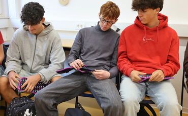Am Beginn jedes Schultages müssen die Waldorfschüler auf dem Engelberg ihre Handys in die Phone-Locker-Taschen stecken, die dann