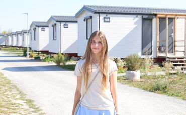 Seit zwei Jahren lebt die Zwölfjährige mit ihrer Familie in einem der Mobile Homes. Ursprünglich kommt sie aus der Ukraine.