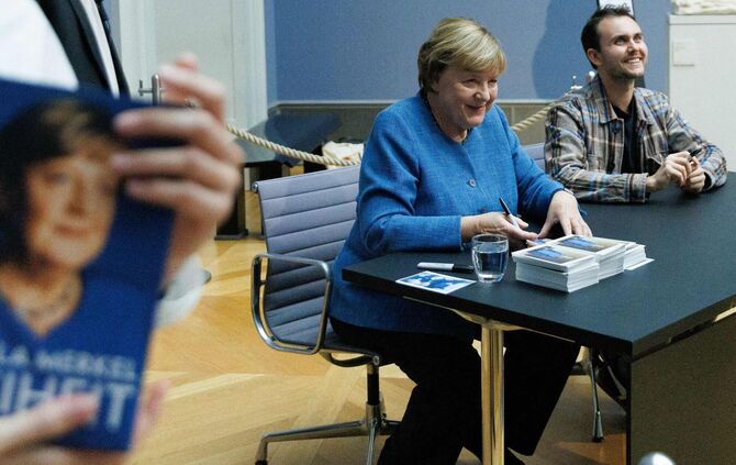 Bundeskanzlerin a.D. Merkel signiert Kunstpostkarten