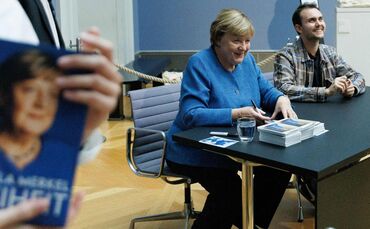 Bundeskanzlerin a.D. Merkel signiert Kunstpostkarten