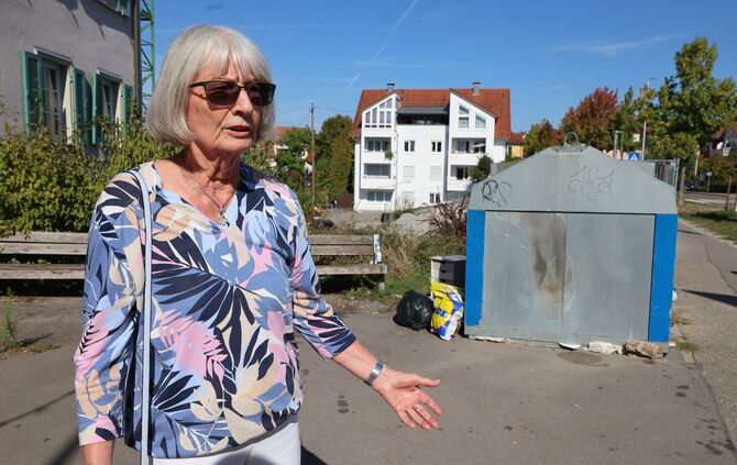 Anwohnerin Gesine Sybille Frick ist genervt vom illegal abgeladenen Müll in der Mühltorstraße.