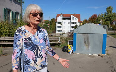 Anwohnerin Gesine Sybille Frick ist genervt vom illegal abgeladenen Müll in der Mühltorstraße.