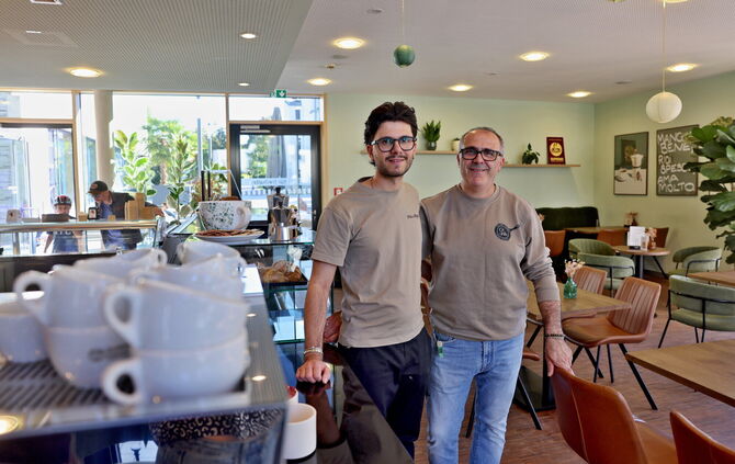 Marco Vita (links) und Antonio Vita (rechts) freuen sich über Gäste aller Altersklassen.