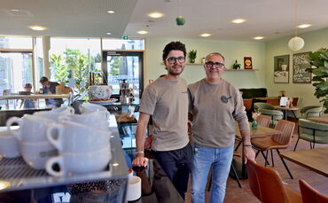 Marco Vita (links) und Antonio Vita (rechts) freuen sich über Gäste aller Altersklassen.