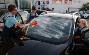 Jugendfeuerwehr wäscht in Hegnach Autos und sammelt damit Spenden für Familie von Björn Knöpfle.