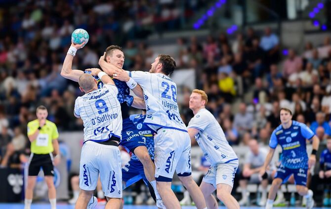 Kein Durchkommen für Simone Mengon: Der TVB Stuttgart musste sich dem TBV Lemgo mit 27:30 geschlagen geben (von links Christiian