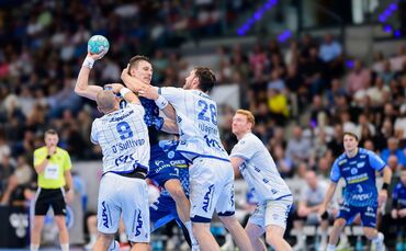 Kein Durchkommen für Simone Mengon: Der TVB Stuttgart musste sich dem TBV Lemgo mit 27:30 geschlagen geben (von links Christiian