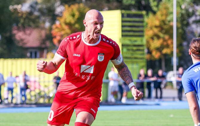 Matthias Morys bejubelt sein Tor zum 2:0 für die SG Schorndorf – FSV-Keeper Philipp Gutsche (rechter Bildrand) ist geschlagen.