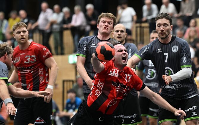 Fabian Gross (mit Ball, hinten Marvin Fuß), erzielte vier Tore beim 35:31-Sieg des TSV Alfdorf/Lorch/Waldhausen.