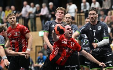 Fabian Gross (mit Ball, hinten Marvin Fuß), erzielte vier Tore beim 35:31-Sieg des TSV Alfdorf/Lorch/Waldhausen.
