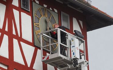 André Drondorf durfte an der Uhr vom Beinsteiner Torturm drehen: Der Turmuhrenbauer aus Möglingen bei der Montur der Zeiger.