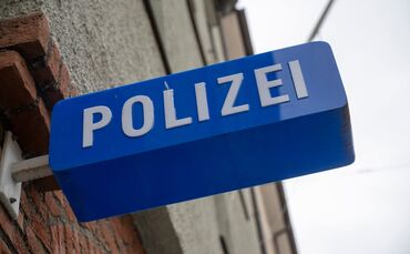 Ein mutmaßlicher Messerangreifer wollte Anzeige erstatten, wurde dann aber selbst festgenommen. (Symbolbild)