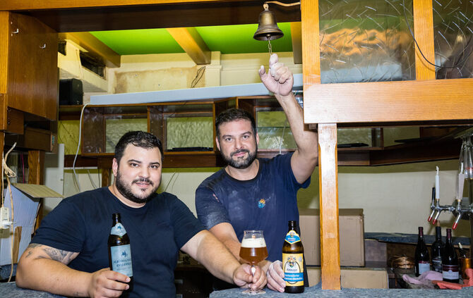 Ein "Bierbruder" und sein Kindheitsfreund läuten eine neue Ära an der Waiblinger Straße ein: Evangelos Balagiannis (links) und E