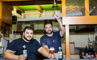 Ein "Bierbruder" und sein Kindheitsfreund läuten eine neue Ära an der Waiblinger Straße ein: Evangelos Balagiannis (links) und E