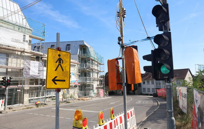 Ampelquerung für Fußgänger an der neuen Ortsmitte gesperrt -  wo geht es lang?