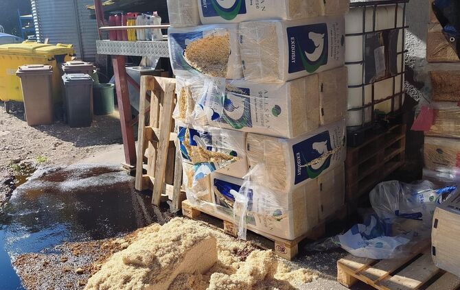 Die Täter beschädigten mehrere Futterpackungen: Der Schaden beläuft sich auf rund 15.000 Euro.