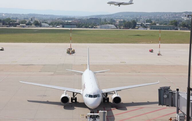 Der Flugverkehr in Stuttgart war zwischenzeitlich unterbrochen. Zehn Maschinen mussten andere Flughäfen ansteuern. (Symbolbild)