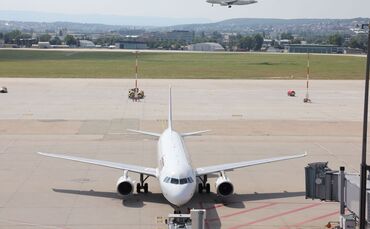 Der Flugverkehr in Stuttgart war zwischenzeitlich unterbrochen. Zehn Maschinen mussten andere Flughäfen ansteuern. (Symbolbild)