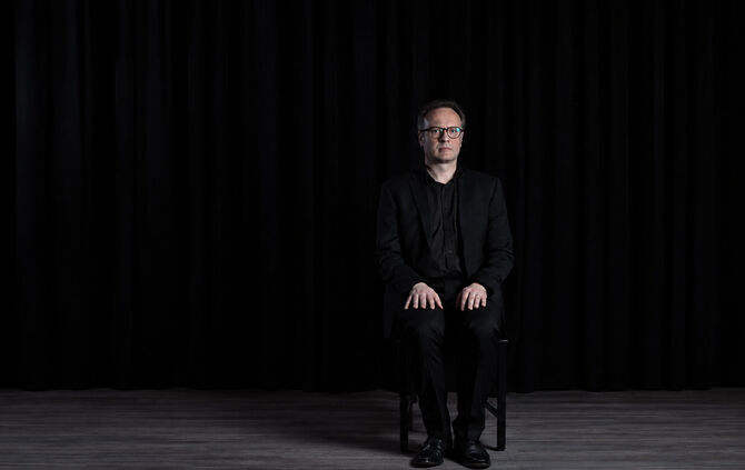 Kabarettist René Sydow kommt mit seinem Programm "Sie dürfen sich wieder setzen" in den Stiftskeller.