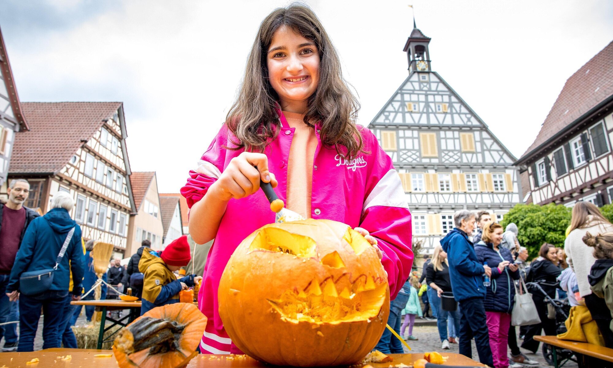 Autumn market in Winnenden with shopping, decoration stalls and a large ...