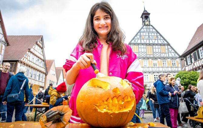 Besonders beliebt beim Herbstmarkt in Winnenden: Kürbisschnitzen.