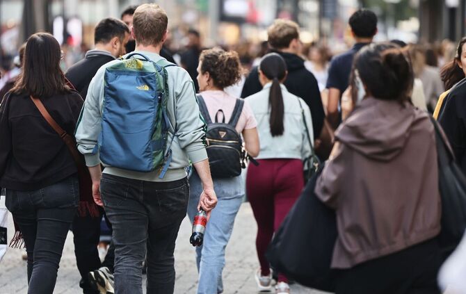 Menschen in der Fußgängerzone