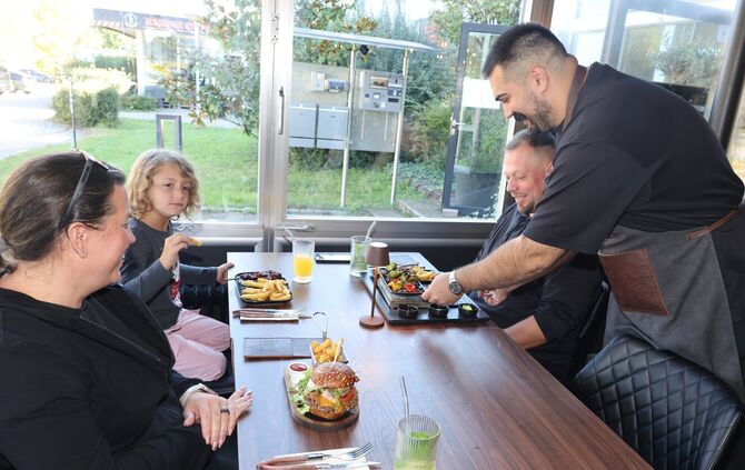 Parsia Norouzian serviert Mittagessen im "Corner House".