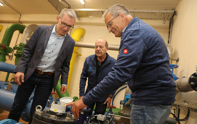 Thomas Bernlöhr (links) und Hubert Barth (rechts) schauen sich den Hochbehälter Mittelbronn an. Zuständig für den Betrieb ist hi