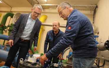 Thomas Bernlöhr (links) und Hubert Barth (rechts) schauen sich den Hochbehälter Mittelbronn an. Zuständig für den Betrieb ist hi