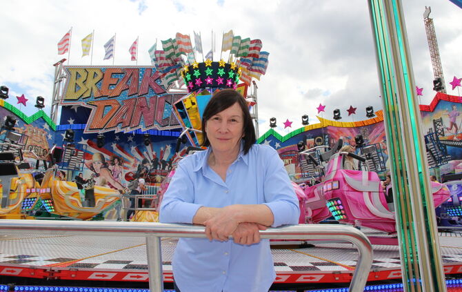 Patricia Kinzler vor ihrem Fahrgeschäft, dem Breakdance No.1, auf dem Stuttgarter Frühlingsfest. Archivbild