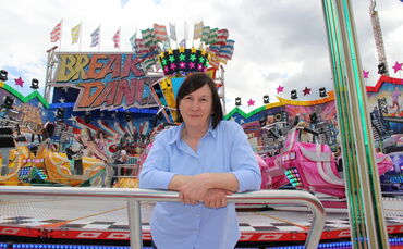 Patricia Kinzler vor ihrem Fahrgeschäft, dem Breakdance No.1, auf dem Stuttgarter Frühlingsfest. Archivbild