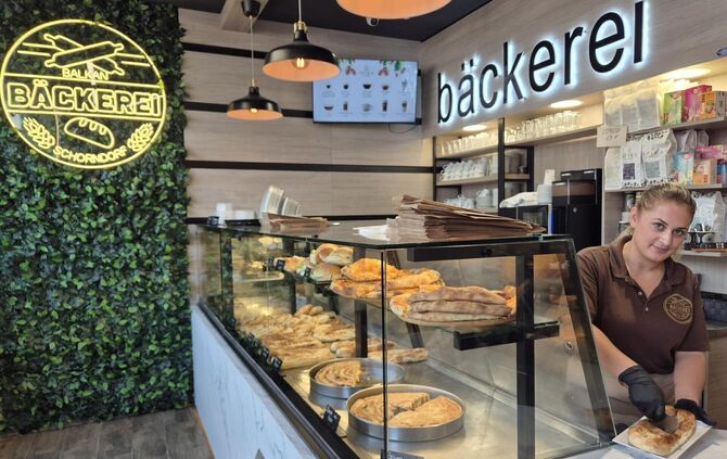 Esterina Qevani arbeitet seit der Eröffnung im Juli 2025 in der Balkan-Bäckerei am Unteren Marktplatz in Schorndorf.